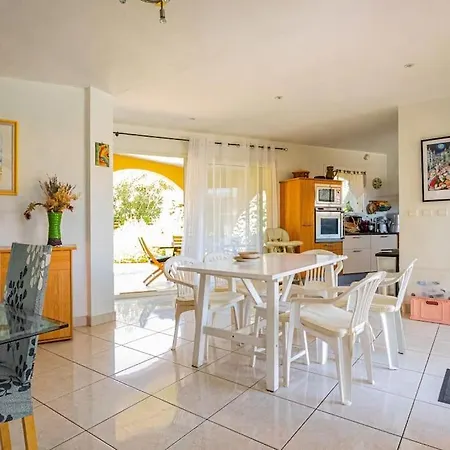De 250 M2, Climatise Montpeyroux (Herault)