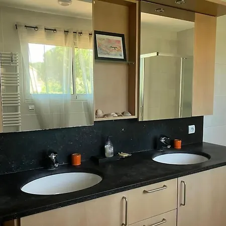 Villa De 250 M2, Climatise Montpeyroux (Herault)